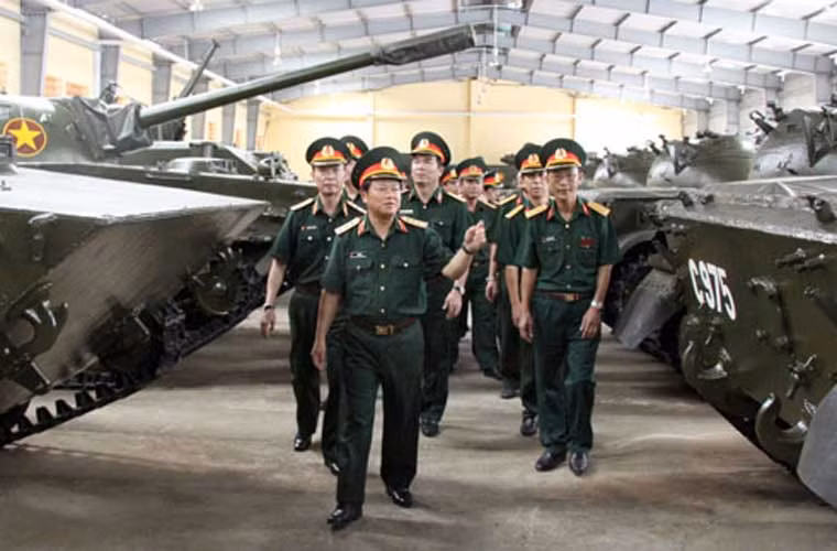 Thượng tướng Đỗ Bá Tỵ thăm và kiểm tra kho KT850, đáng chú ý là kho này đang bảo quản các xe tăng lội nước Type 63 do Trung Quốc sản xuất và viện trợ cho Việt Nam trong chiến tranh chống Mỹ. Type 63 được sao chép mẫu tăng PT-76 của Liên Xô, nhưng trang bị kiểu tháp pháo khá giống với T-54 và lắp pháo rãnh xoắn 85mm (trong khi PT-76 dùng pháo 76,2mm D-56T).