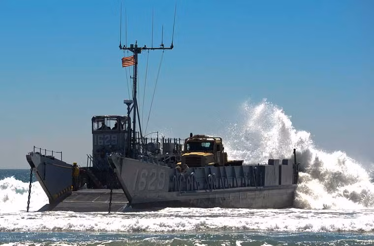 Sóng trắng xóa đánh mạnh vào đuôi tàu đổ bộ cơ giới của Lính thủy đánh bộ Mỹ trong cuộc diễn tập đổ bộ ở San Diego, hôm 26/8.