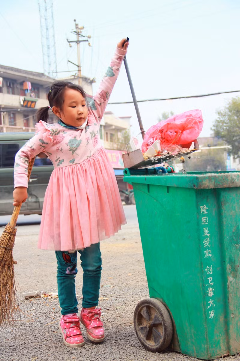 Bà đã hướng dẫn Xia Meiling cách quét dọn và dường như cô bé cũng rất thương người bà vất vả của mình nên đã lao động rất chăm chỉ.