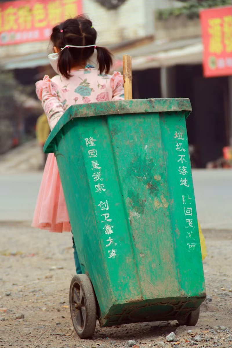 Không chỉ khen ngợi, cư dân mạng có nhiều suy ngẫm khi xem những hình ảnh này. Nhiều người cho rằng những đứa trẻ thời hiện đại thường khá ỷ lại vào bố mẹ, đặc biệt là những đứa trẻ có hoàn cảnh sống tốt, no đủ từ bé, rất ít trẻ em có ý thức tốt, biết lao động, giúp đỡ ông bà, bố mẹ. Vì thế hình ảnh của cô bé Xia Meiling còn là một tấm gương để cho nhiều đứa trẻ khác học tập.