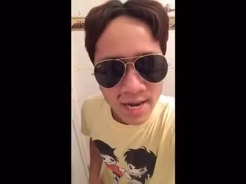 Được chia sẻ trên Youtube với tựa "Chắc ai đó sẽ về phiên bản siêu hài", clip của một anh chàng tóc "bổ luống", đeo kính râm với giọng hát ngọng cũng tạo nhiều tiếng cười cho người xem. Click vào ảnh để xem bản cover siêu hài hước.