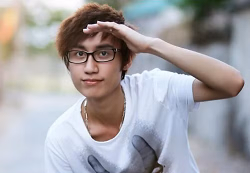 Một bản cover "Chắc ai đó sẽ về" hấp dẫn khác là của chàng ca sĩ của học sinh, sinh viên - Lynk Lee. Lynk Lee cho biết ca khúc "Chắc ai đó sẽ về" ra mắt đúng vào ngày sinh nhật của anh và sau khi nghe cảm thấy rất thích nên đã quyết định cover lại.