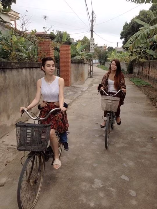 Cô gái lai Tây xinh đẹp trong bức ảnh đi dép tổ ong, đạp xe mini giản dị đang gây sốt mạng Việt.