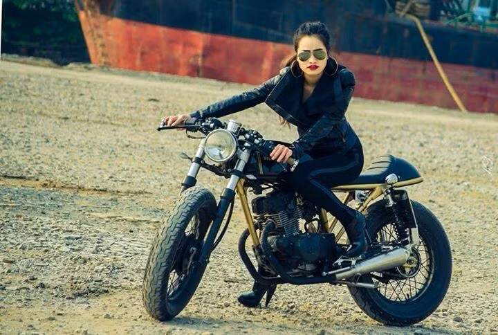 Tuần qua xuất hiện trong nhiều bức ảnh đẹp, rất phong cách cùng chiếc xe Honda 67 "huyền thoại", cô gái cá tính được nhiều bạn trẻ, cư dân mạng chú ý và tìm kiếm thông tin. Phong cách thời trang bụi phủi, cực "ngầu" làm nên nét cá tính mạnh mẽ và rất quyến rũ của cô gái trẻ.