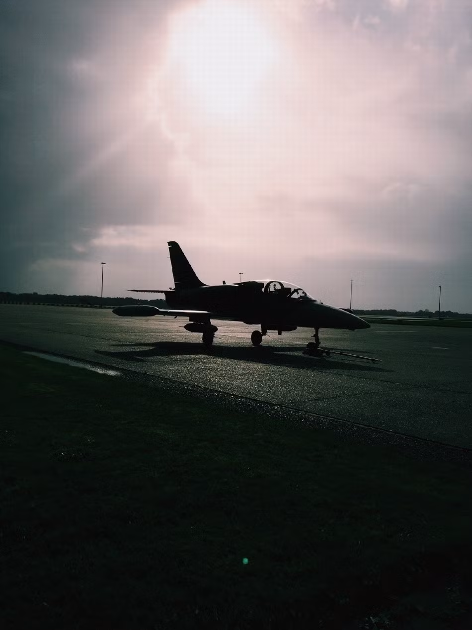 Đặng Tử Kỳ chụp ảnh khoe chiếc chiến đấu cơ L-39 trên đường băng. Bộ ảnh của cô khiến nhiều cư dân mạng Trung Quốc thích thú và rất tò mò vì sao một cô nàng hot girl xinh đẹp, nhỏ bé như vậy lại có hứng thú với việc lái máy bay chiến đấu.