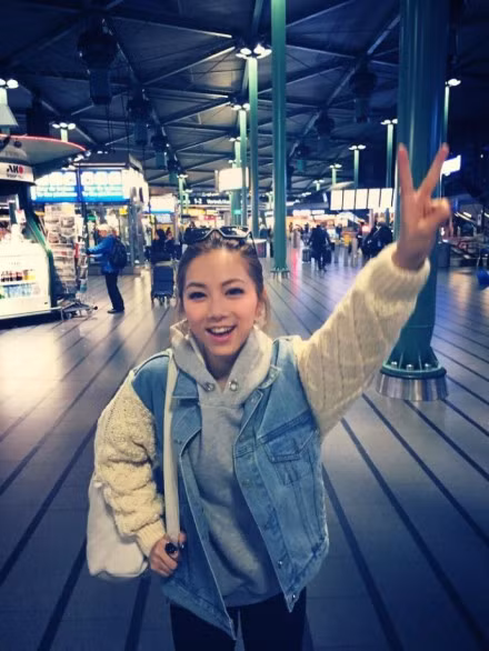 G.E.M Đặng Tỷ Kỳ là một hot girl sinh năm 1991 có nguyên quán tại Hong Kong, cô nổi tiếng khi hoạt động nghệ thuật với rất nhiều chức danh khác nhau như ca sĩ, diễn viên, vũ công...