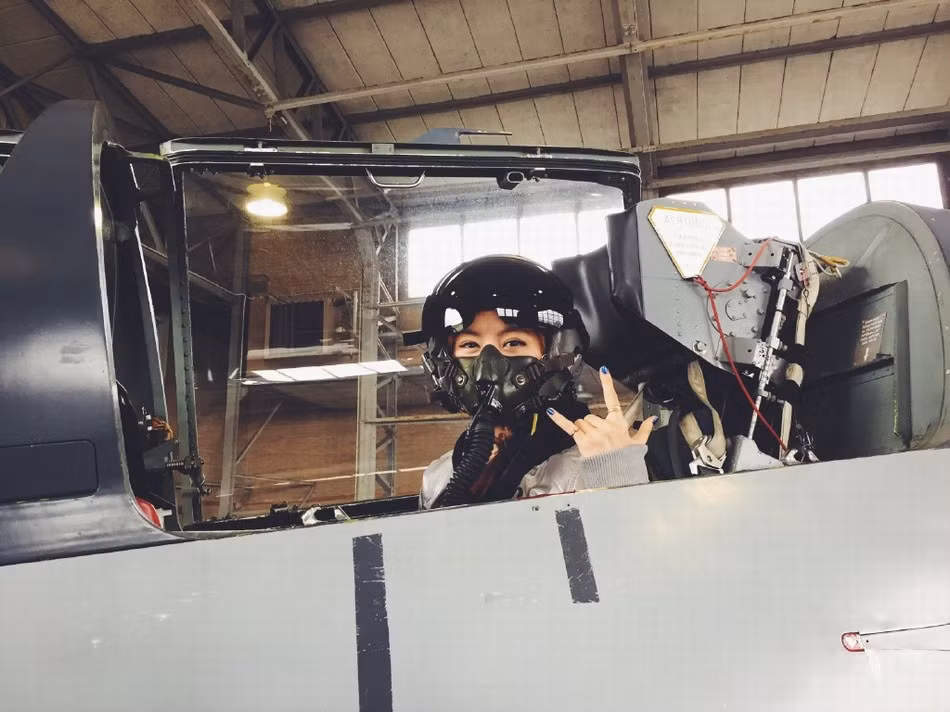 Đặng Tử Kỳ khoe đăng loạt ảnh cô chụp tại Amsterdam, Hà Lan khi cô tham gia một khóa học lái máy bay chiến đấu.