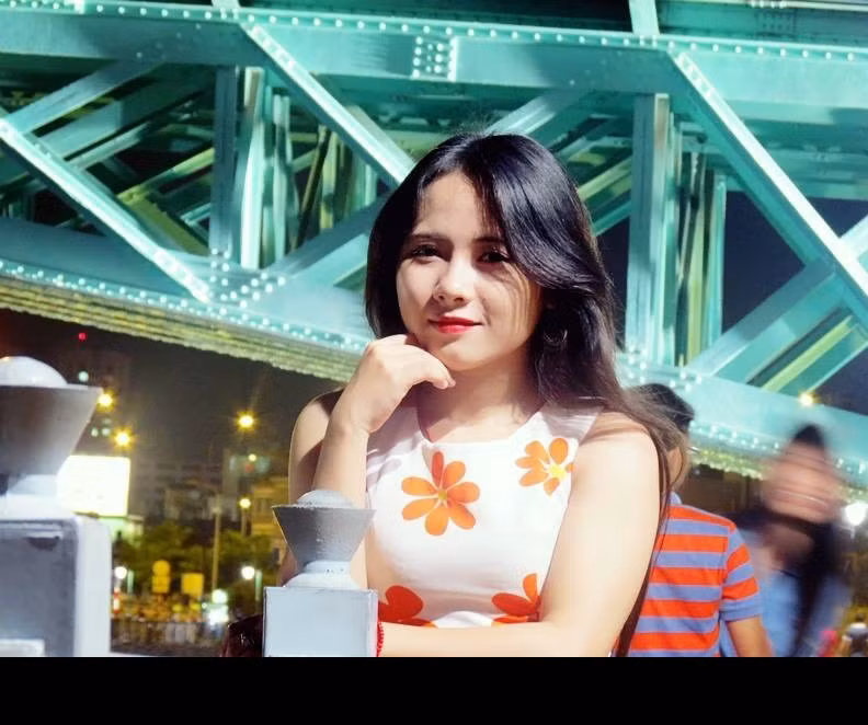 Bức ảnh hóa trang dọa ma của cô gái có nickname Tady Le sau đó được hàng ngàn lượt chia sẻ. Nhiều dân mạng cho rằng bức ảnh thực sự đáng sợ và đôi mắt, nụ cười của cô gái thật dễ khiến người xem bị ám ảnh. Nhưng khi tìm hiểu về "con ma" trong bức ảnh, được biết đó lại là một cô gái rất xinh xắn, đáng yêu.