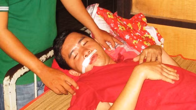 Anh Nguyễn Vũ Trường Giang đang nằm điều trị tại bệnh viện. Ảnh: Hoài Thương