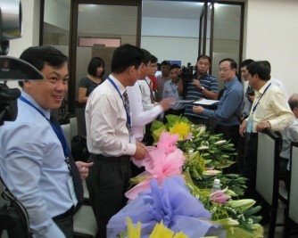 Ông Hoàng Hồng Giang (thứ nhất bên trái) làm thủ tục bốc thăm thứ tự thi vào sáng 18/10. Ảnh: Báo Giao thông.