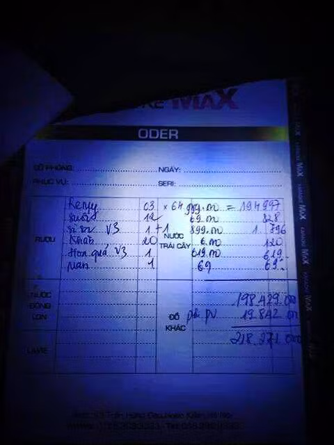 Tờ hóa đơn trong bar giá hơn 218 triệu đồng với nguyên tiền rượu đã gần 195 triệu đang gây sốc trên mạng.