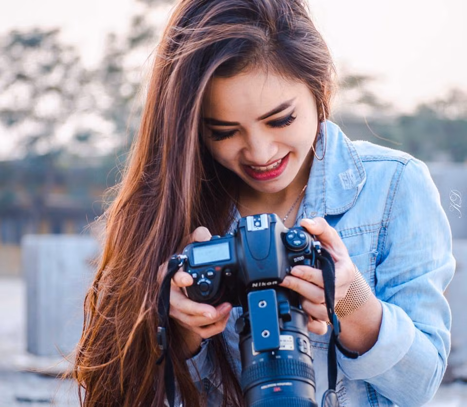 Chính vẻ đẹp có phần đa phong cách rất "độc" của mình, Vũ Thị Hương rất thường xuyên nhận được những lời mời làm người mẫu ảnh.