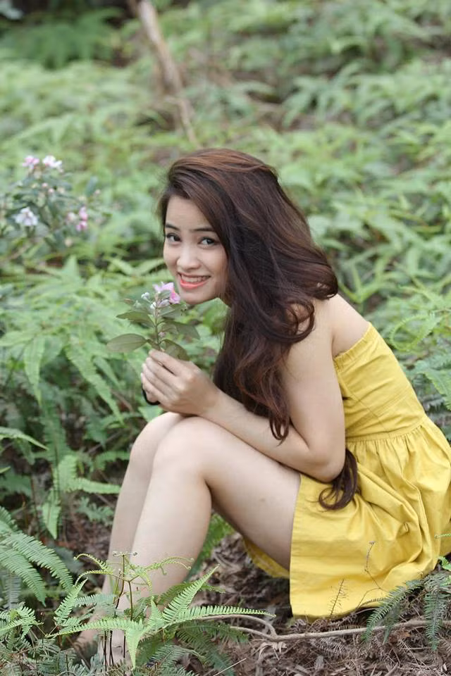 Khi cần thiết, cô nàng cá tính sẽ trở về với nét dịu dàng, yểu điệu... Ảnh: FBNV.