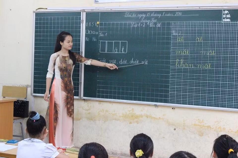 Là một cô giáo tính tình ôn hòa... Vũ Thị Hương có công việc chính là dạy dỗ những học sinh còn rất nhỏ tuổi. Trên lớp Vũ Thị Hương khá dịu dàng, nữ tính, nhưng khi trở về cuộc sống đời thường và đam mê... cô giáo 8X cũng là người rất năng động, mạnh mẽ và có chút "cool ngầu".