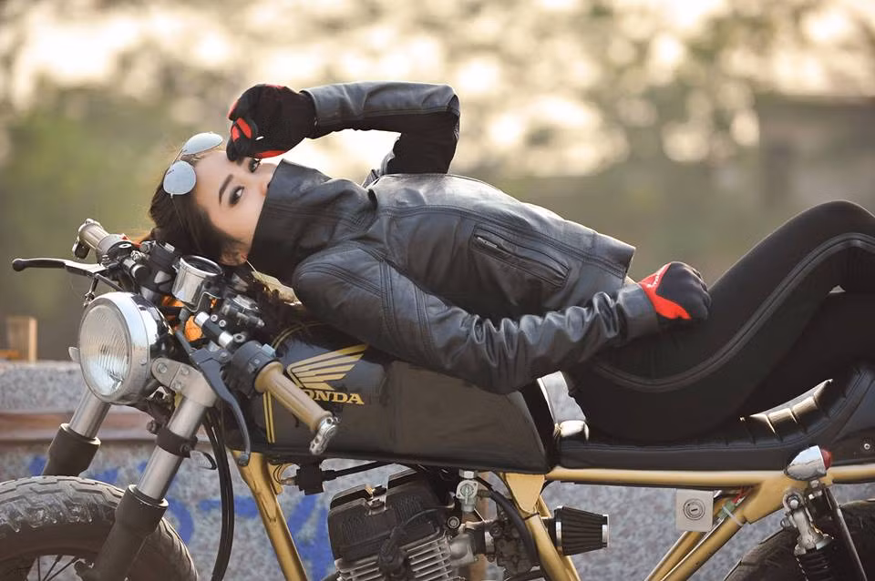 Phong cách thời trang bụi phủi, cực "ngầu" làm nên nét cá tính mạnh mẽ và rất quyến rũ của cô gái trẻ. Nhưng sau khi tìm hiểu, người đẹp trong những bức ảnh này thực sự tạo nên rất nhiều bất ngờ.