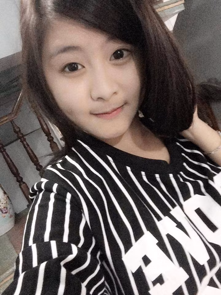 Cô bạn xinh xắn gây ấn tượng với nụ cười má lúm rất đáng yêu. Phương Hoa thích chụp ảnh và tỏ ra là một cô gái khá vui vẻ, cá tính.