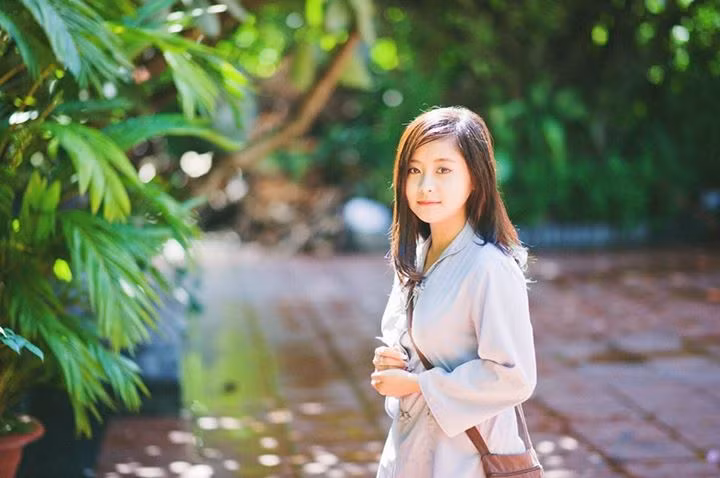 Nữ sinh trong trang phục của Phật tử này là Phạm Phương Hoa, nickname Hoa Còi, là gương mặt đáng yêu và khá nổi bật trên các fanpage teen Hải Dương.