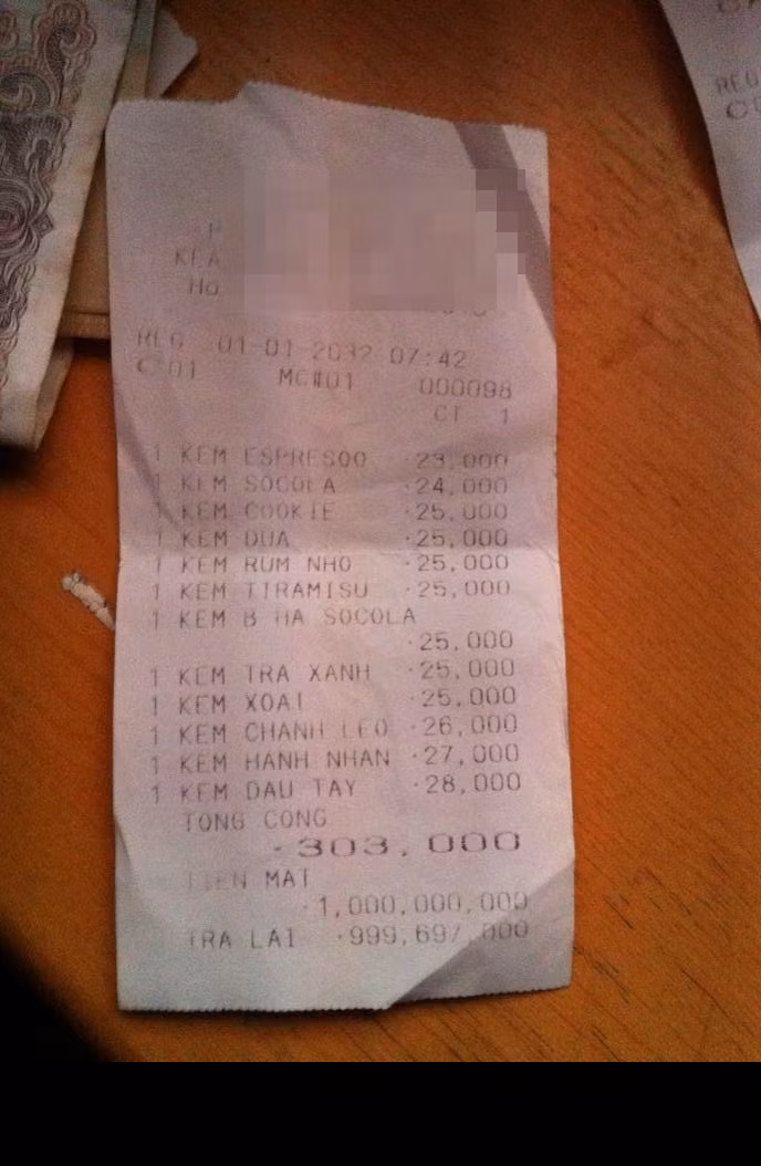 Còn đối với những hóa đơn được in từ máy tính, cũng không khó để làm giả. Nhân viên ở các nhà hàng, quán bar có thể thoải mái in ra những tờ hóa đơn khủng chỉ cần họ nắm rõ về các mã hàng, thao tác sử dụng máy thanh toán, in hóa đơn... Với cách làm này việc tạo ra một hóa đơn tiền tỉ cũng chẳng phải là điều gì khó khăn.