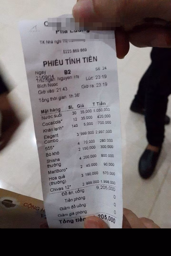 Giống như một phong trào, cư dân mạng bắt đầu thi nhau khoe hóa đơn "khủng" lên Facebook. Những tờ hóa đơn này xuất hiện nhiều đến nỗi người xem hoài nghi về sự tồn tại của một cỗ máy hay phần mềm "sản xuất hóa đơn khủng hàng loạt".