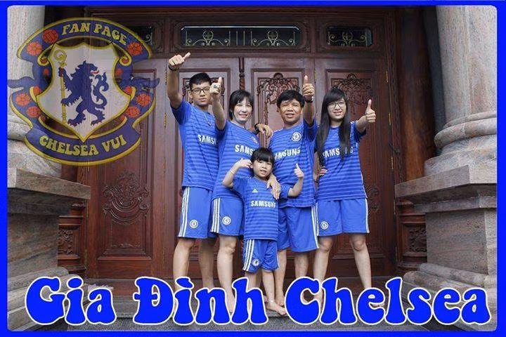 Gia đình Chelsea... Từ bố mẹ, các con đều là fan trung thành của The Blue nên cùng nhau mặc đồng phục để thể hiện tình yêu cháy bỏng.