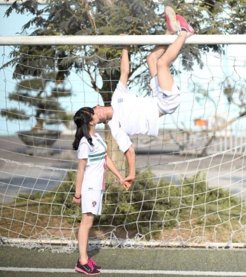 Có những cặp đôi cũng đưa chủ đề bóng đá vào những bức ảnh cưới, ảnh kỷ niệm của mình. Trên mạng từng xuất hiện rất nhiều cặp đôi đến với nhau, gắn bó bền chặt với xuất phát điểm là có chung niềm đam mê bóng đá.