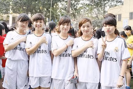 Học sinh, sinh viên cũng là thế hệ rất nhiệt tình với bóng đá. Các đội bóng mini được thành lập để thi đấu giao lưu và khi đó các thành viên sẽ tranh thủ thể hiện tình yêu với CLB mà mình yêu thích thông qua chiếc áo đấu mà họ lựa chọn.