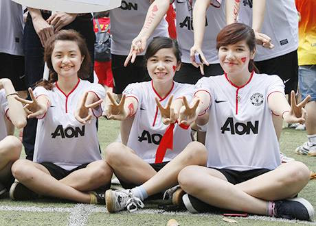 Dàn nữ sinh xinh đẹp - một gia đình nhỏ trong màu áo MU.