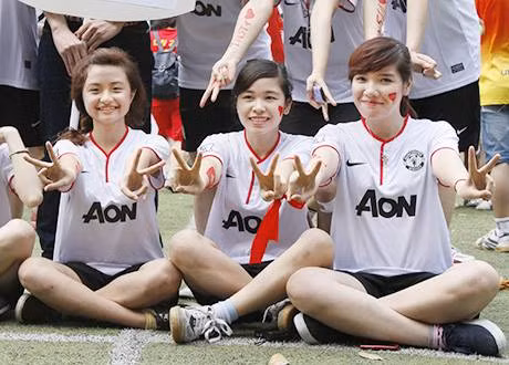 Dàn nữ sinh xinh đẹp - một gia đình nhỏ trong màu áo MU.