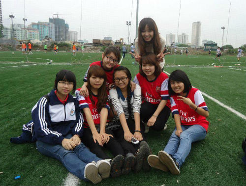 Bóng đá không chỉ là một môn thể thao mà nó còn có sức mạnh gắn kết mọi người. Chính vì vậy, nhiều gia đình, nhóm bạn, cặp đôi đã nghĩ ra rất nhiều cách thể hiện tình yêu với trái bóng tròn trong nhiều bức ảnh thú vị.