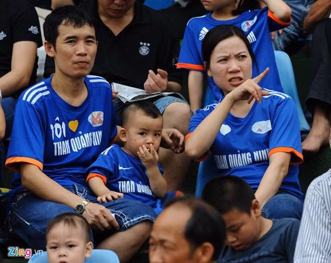 Tại sân chơi V-League, trên khán đài sân vận động thỉnh thoảng cũng xuất hiện những gia đình mê bóng đá quê hương, mặc đồng phục đến sân xem, cổ vũ. Ảnh: Zing.