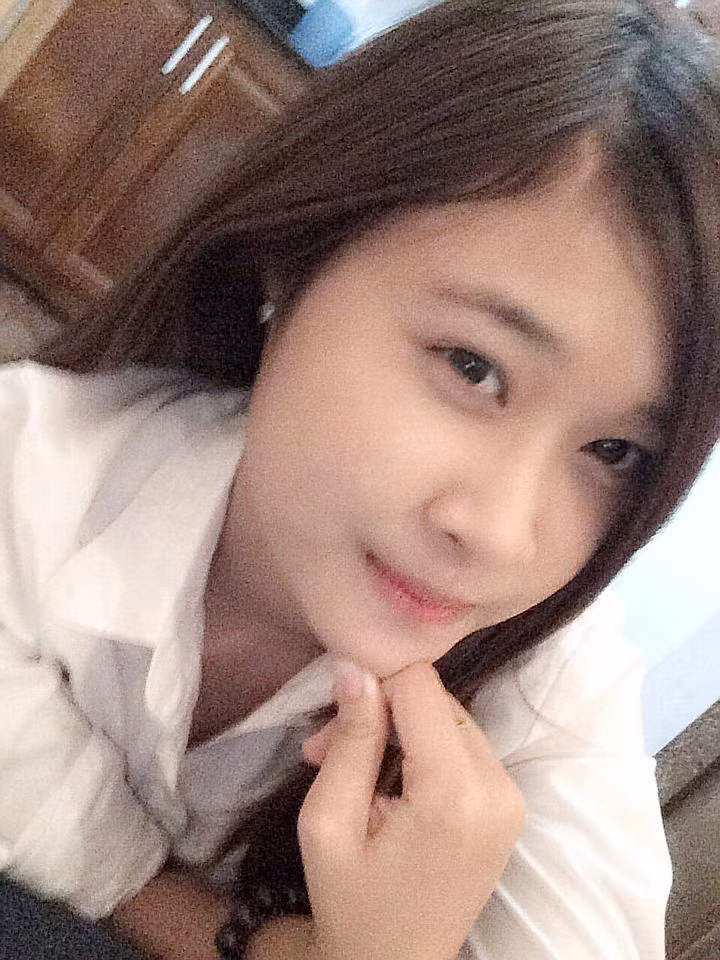 Ái Linh sinh năm 1997, cũng là một nữ sinh rất yêu thích và nhiệt tình với các phong trào, hoạt động của trường, lớp. Cô bạn rất thích chia sẻ những tấm hình "tự sướng" trong bộ đồng phục.