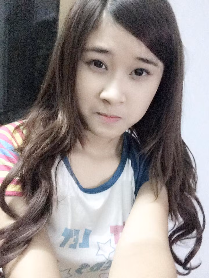 Ái Linh đặc biệt gây chú ý bởi nét xinh, duyên có phần khá mộc mạc. Cô bạn hiện đang làm model cho một số tạp chí ảnh và cũng đã đạt được rất nhiều thành tích trong các cuộc thi thời trang trên toàn quốc.