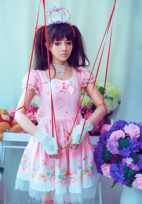 Trong bộ ảnh của mình, Kiều Trinh diện một bộ váy hồng, trang điểm và diễn xuất như một cô búp bê vô hồn.