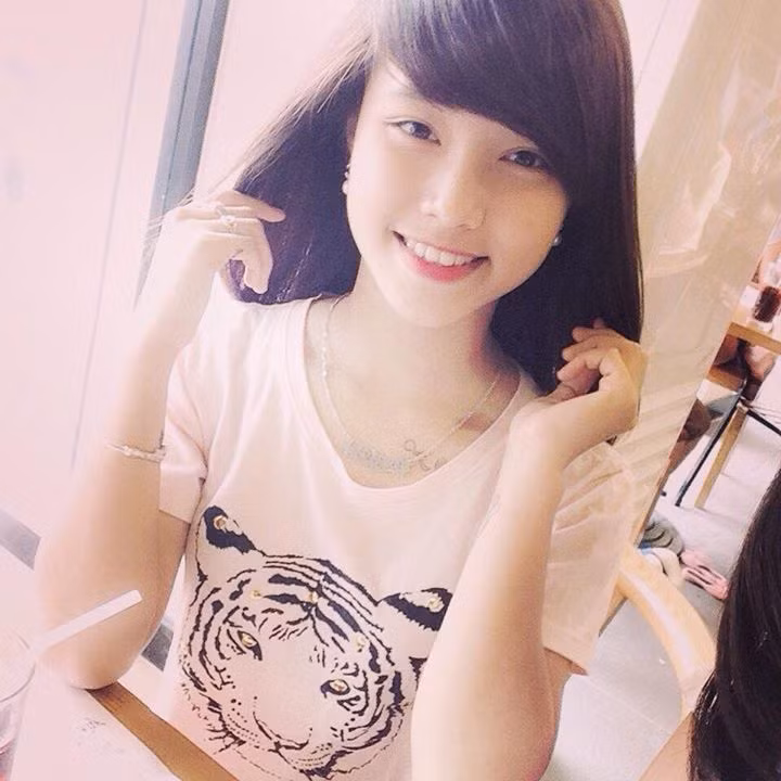 Bé Ciu Ngọc Anh là gương mặt teen Hải Dương nổi bật. Cô bạn có khá nhiều người theo dõi trên mạng và thường xuyên giao tiếp, chia sẻ với bạn bè thông qua những bức ảnh "tự sướng" đáng yêu.