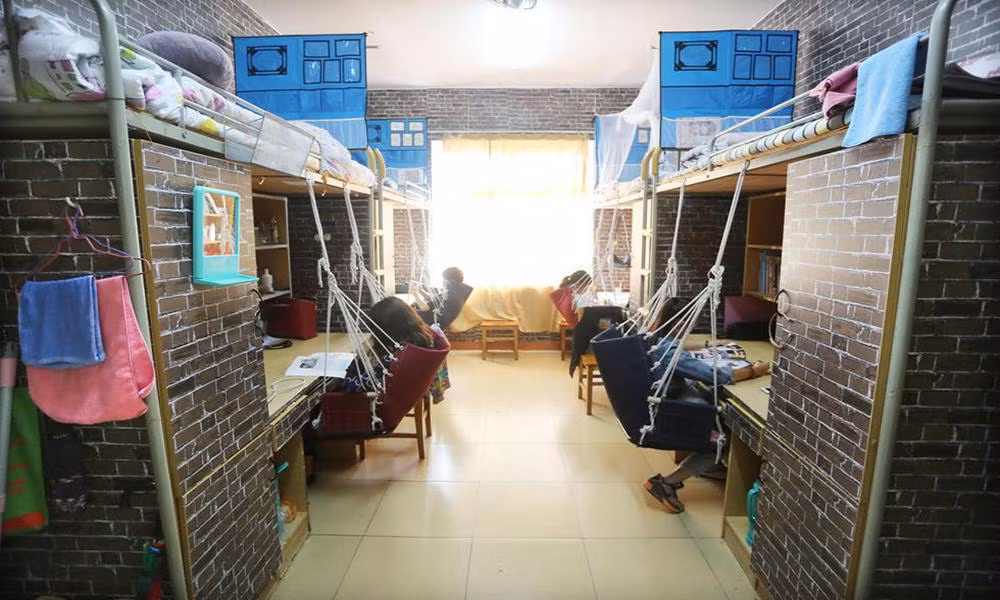 4 nữ sinh xinh đẹp của trường Đại học Cửu Giang, tỉnh Giang Tây, Trung Quốc đã cùng nhau góp số tiền 1.200 Nhân dân tệ để sửa, trang trí lại phòng ký túc xá vốn dĩ rất buồn tẻ, nhếch nhác của họ. Và sau khi hoàn thành công việc, căn phòng trông đẹp mắt và thực sự rất phong cách.