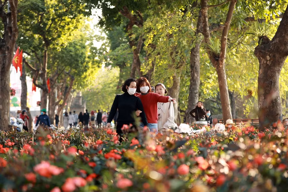 Du khách thích thú khi thả bộ ngắm hồ Gươm.