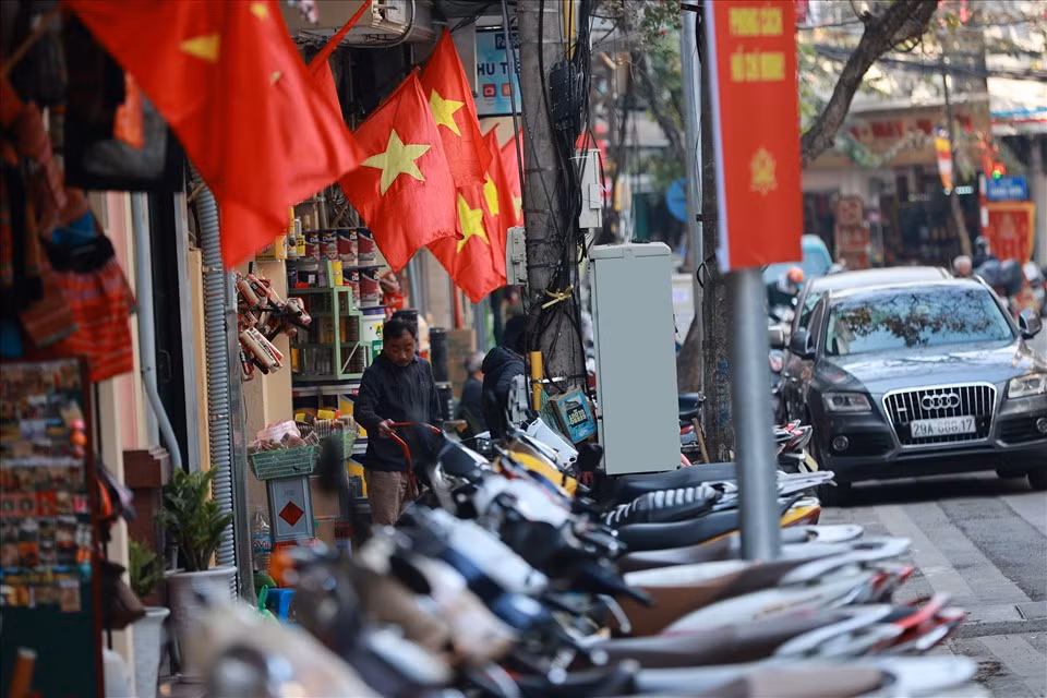 Cờ Tổ quốc được treo trang trọng trên phố Hàng Mành.