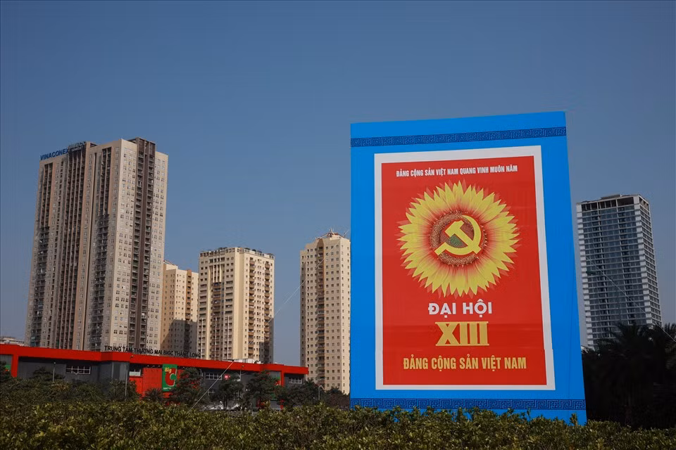 Tấm pano lớn với dòng chữ “Đảng Cộng sản Việt Nam quang vinh muôn năm” được đặt gần Trung tâm Hội nghị Quốc gia, nơi sẽ diễn ra ngày hội lớn.