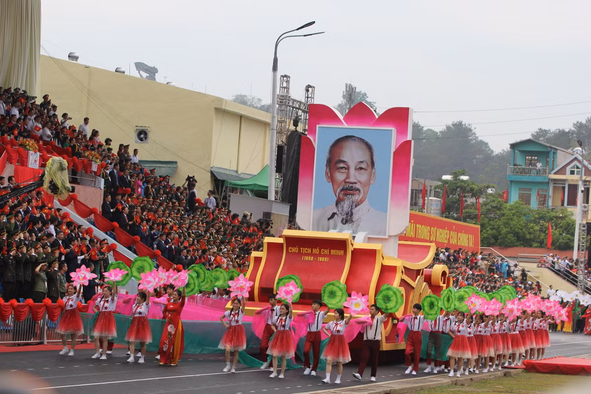 Sáng 7/5/2024, Lễ kỷ niệm 70 năm Chiến thắng lịch sử Điện Biên Phủ (7/5/1954 - 7/5/2024) được tổ chức trọng thể tại thành phố Điện Biên Phủ, tỉnh Điện Biên.