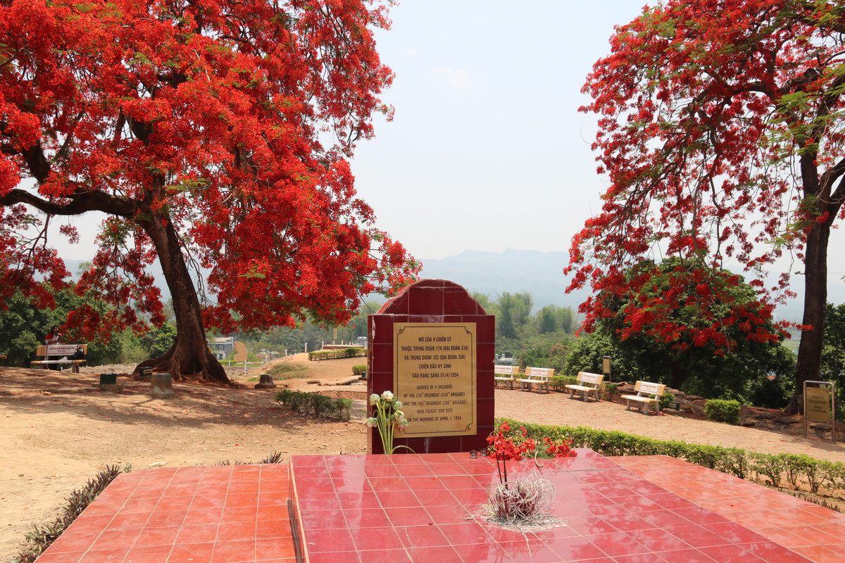 Sau ngôi mộ của 4 chiến sỹ hy sinh là sắc phượng đỏ rực rỡ.