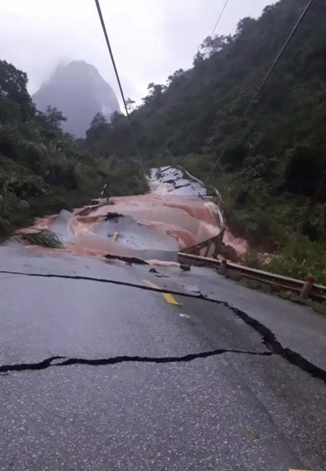 Sạt lở núi ở Quảng Bình vùi lấp đồn biên phòng, xé toác QL 12A - Hình 3 Sat lo nui o Quang Binh vui lap don bien phong, xe toac QL 12A-Hinh-3