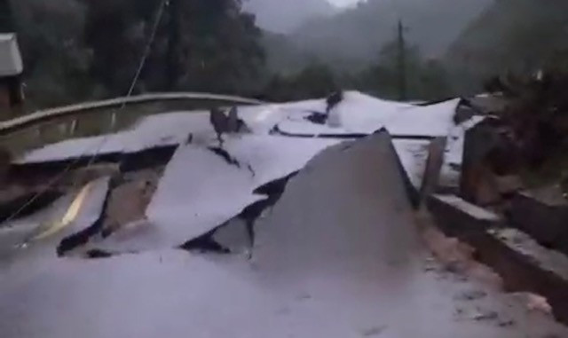 Sạt lở núi ở Quảng Bình vùi lấp đồn biên phòng, xé toác QL 12A - Hình 2 Sat lo nui o Quang Binh vui lap don bien phong, xe toac QL 12A-Hinh-2