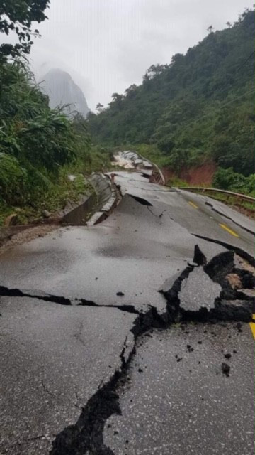 Sạt lở núi ở Quảng Bình vùi lấp đồn biên phòng, xé toác QL 12A - Hình 4 Sat lo nui o Quang Binh vui lap don bien phong, xe toac QL 12A-Hinh-4