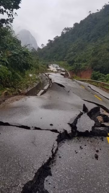 Sat lo nui o Quang Binh vui lap don bien phong, xe toac QL 12A-Hinh-4