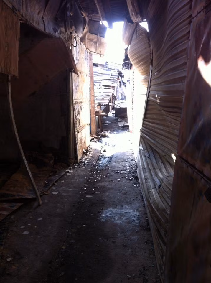 Trong hơn 100 ki ốt bị cháy, có nhiều ki ốt hàng có trị giá đến cả tỷ đồng. Tổng thiệt hại lên đến nhiều tỷ đồng.