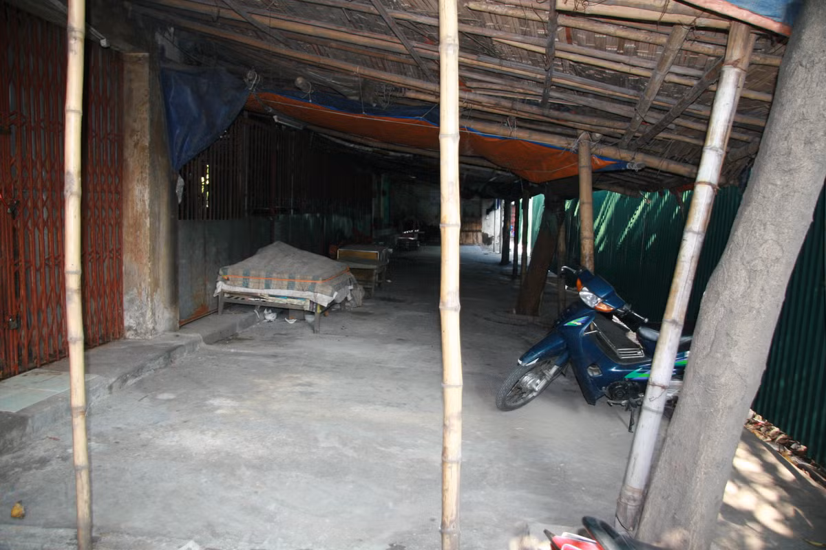 Nhiều hộ trở về không dám mở cửa hàng vì biết rằng sẽ không có khách nào vào nơi như thế này