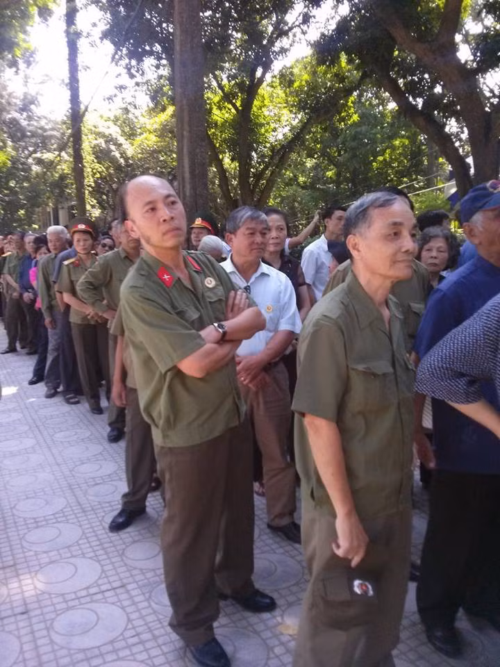 Nhiều người lính năm xưa xếp hàng vào viếng Đại tướng