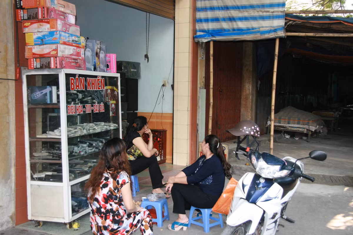 Tuy cửa hàng mở lại nhưng không có khách vì không ai dám vào nơi nguy hiểm thế này. Chủ cửa hàng cho biết, ngày mở cửa hàng, tối đi ngủ nhờ nơi khác vì sợ công trình này sập