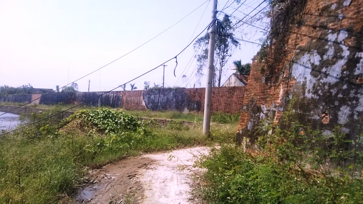 Đoạn thành phía Đông, 3 cổng và hai cầu Nam - Bắc đã bị sập hoàn toàn do chiến tranh phá hoại.