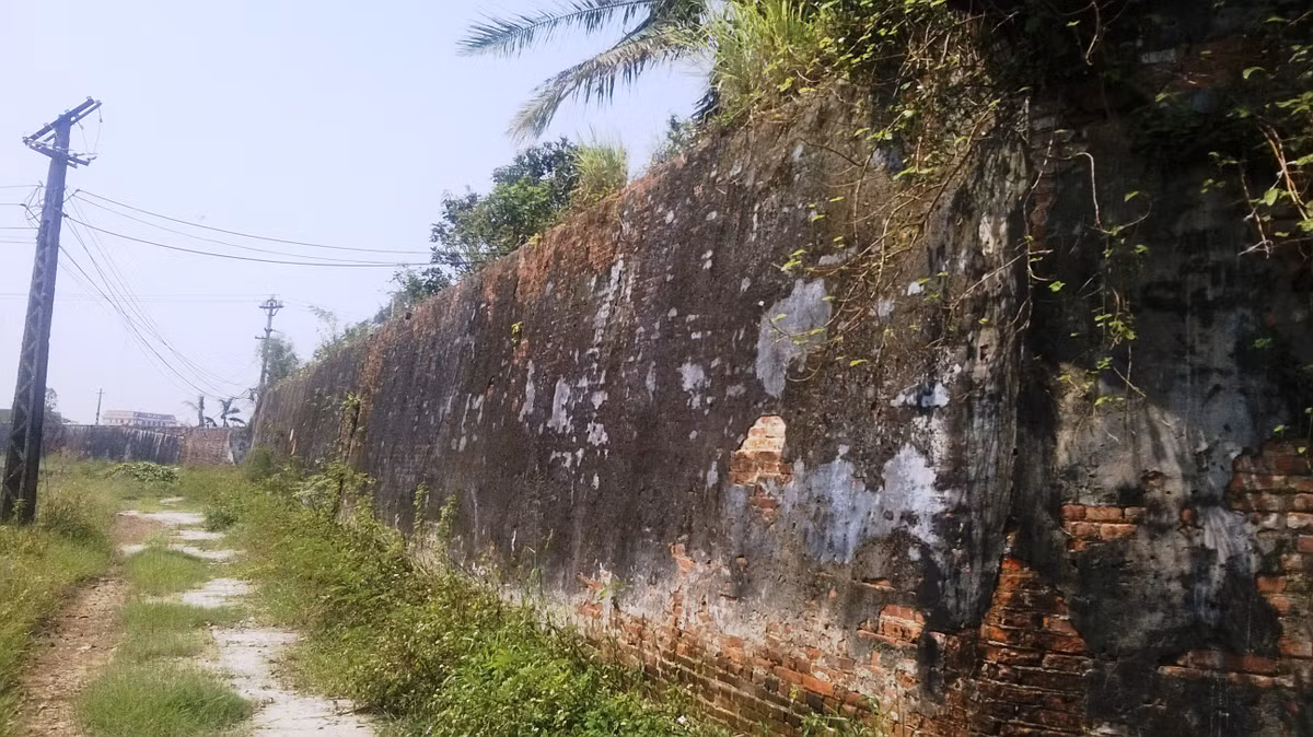 Qua 9 năm kháng chiến chống thực dân Pháp (1945 -1954), quân và dân thị xã nhiều lần tập kích quân Pháp ở trong thành, khiến chúng thiệt hại lớn. Ngày 18/8/1954, tên Pháp cuối cùng đã rời khỏi thành rút xuống tàu há miệng về nước.